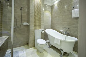 Suite | Bathroom | Free toiletries, hair dryer