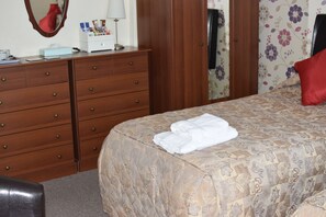 Chambre supérieure avec lits jumeaux | Coffre-fort, fer et planche à repasser