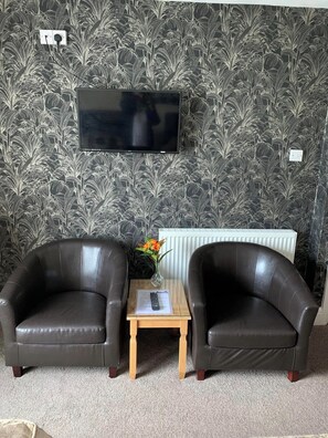 Caja de seguridad en la habitación y tabla de planchar con plancha 