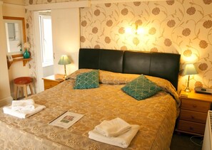 Caja de seguridad en la habitación y tabla de planchar con plancha 