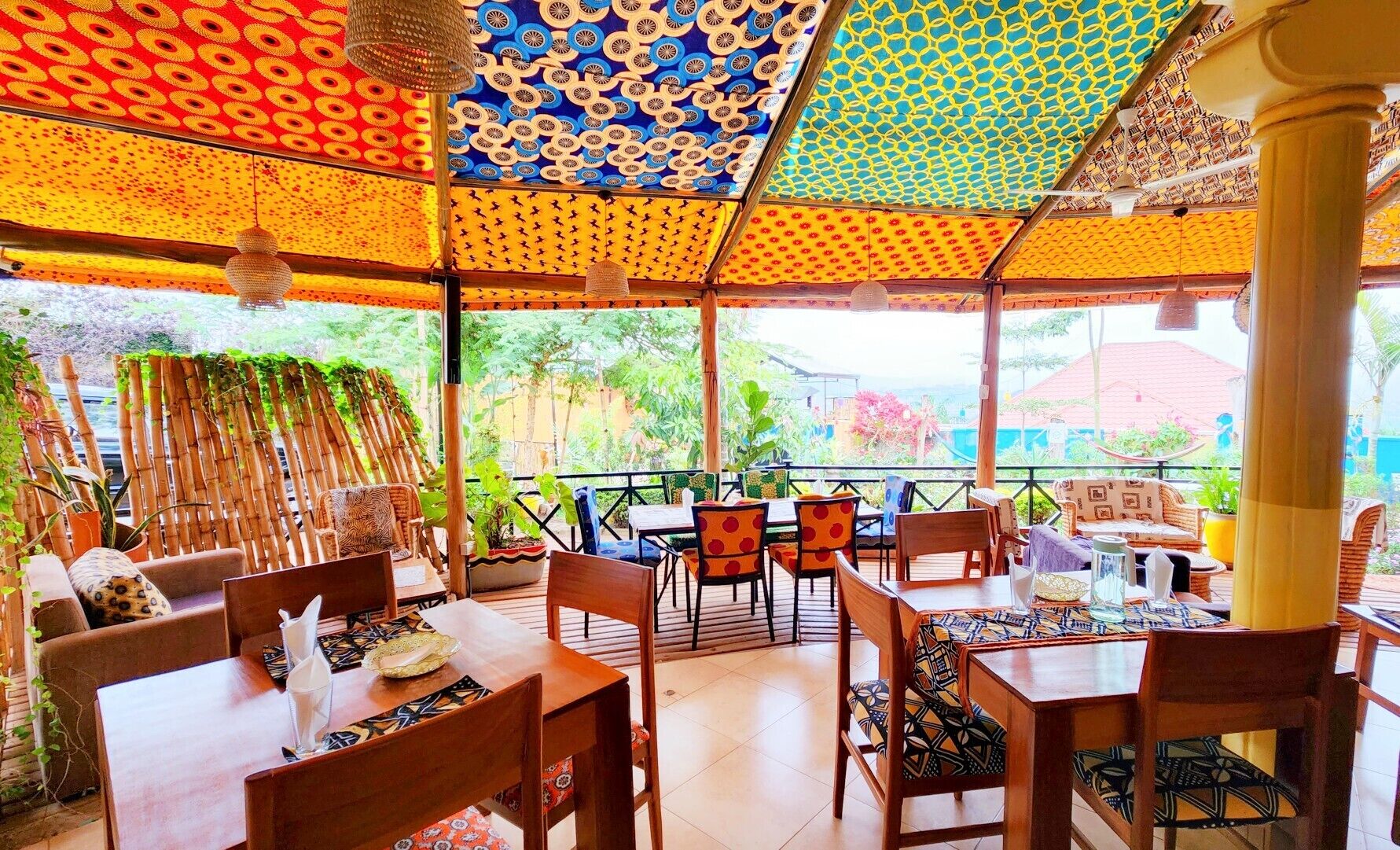 供应早餐、午餐和晚餐，本地与国际菜