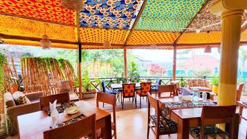 Breakfast, lunch, dinner served; local and international cuisine