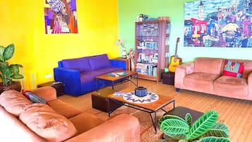 Una televisión de pantalla plana, películas de pago