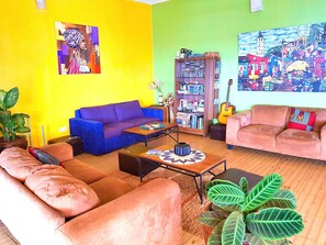 Flat-screen TV, pay films