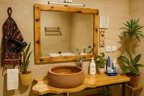 Deep soaking tub, rainfall showerhead, free toiletries, soap - Yambi Guesthouse (Kigali)