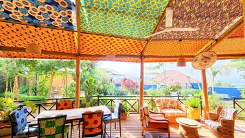 Se sirven desayunos, almuerzos y cenas; cocina local e internacional