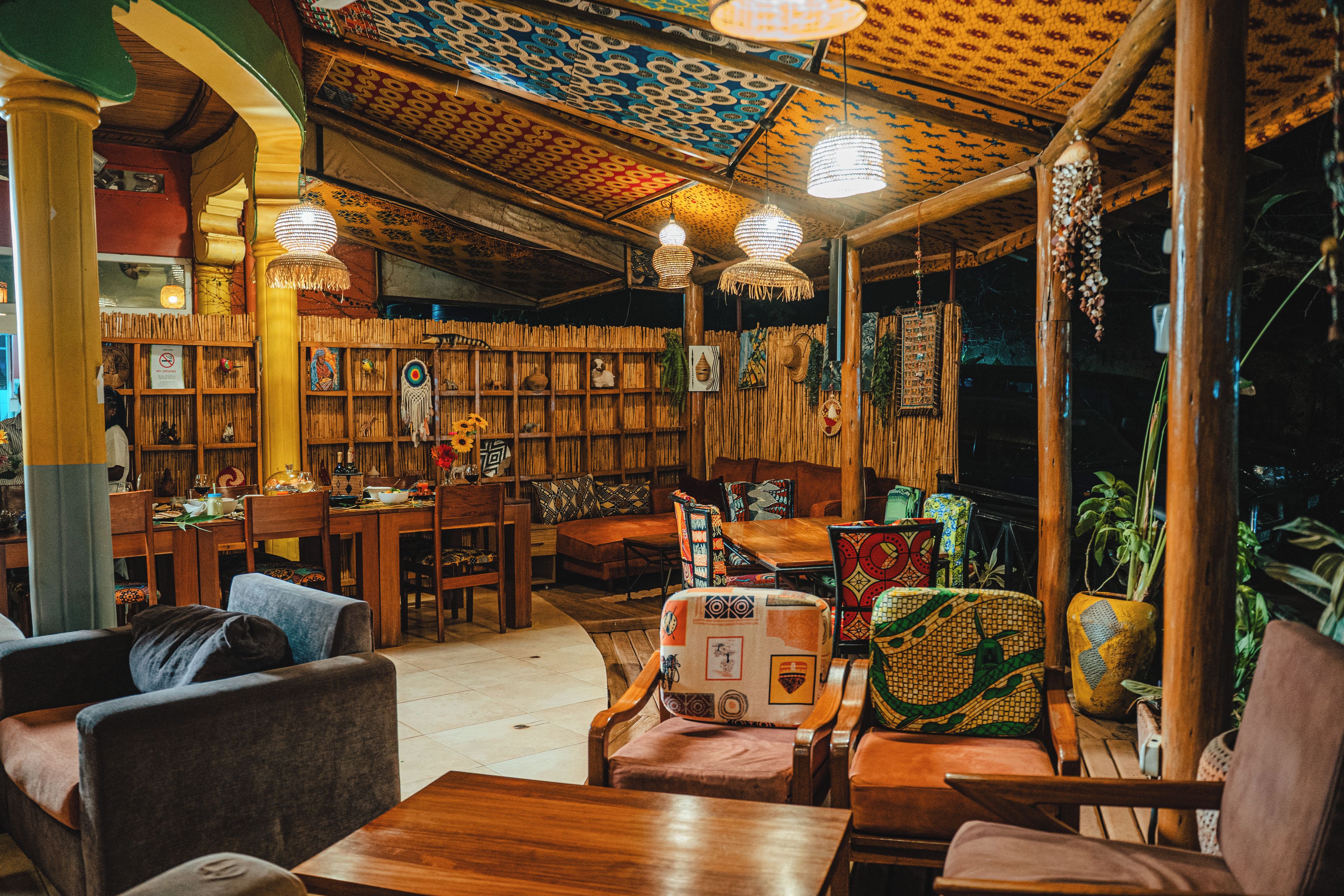 Un interior con muebles de madera, una zona de comedor y una pared con diversos objetos decorativos.