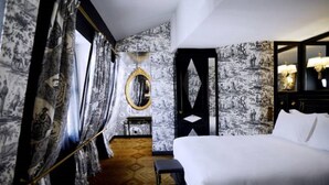 A hotel room with a large bed, a mirror, and a nightstand. - Hôtel de JoBo (Paris)