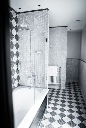 Junior Suite | Bathroom | Rainfall showerhead, free toiletries, hair dryer, bathrobes - Hôtel de JoBo (Paris)