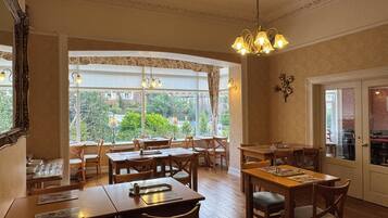 Free daily cooked-to-order breakfast