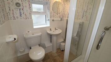 Superior Double Room | Bathroom | Shower, hair dryer, towels, soap