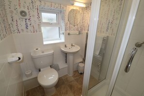 高级双人房 | 浴室 | 淋浴设施、吹风机、毛巾、肥皂