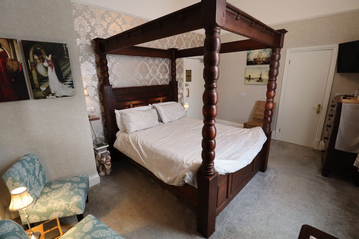 Doppelzimmer (Four Poster Bedroom)