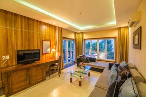 Suite | Living room | Flat-screen TV - Bao Ninh Beach Resort (Dong Hoi)