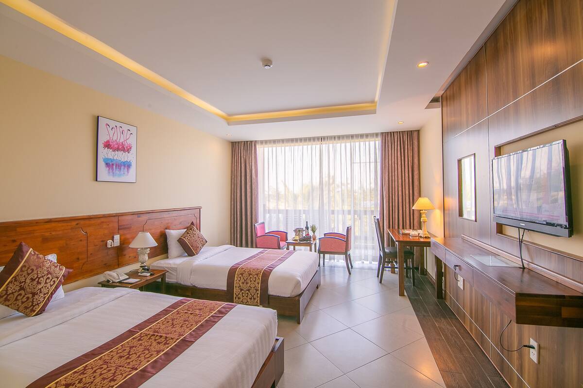 Deluxe Room, Ocean View | Minibar, in-room safe, desk, blackout drapes