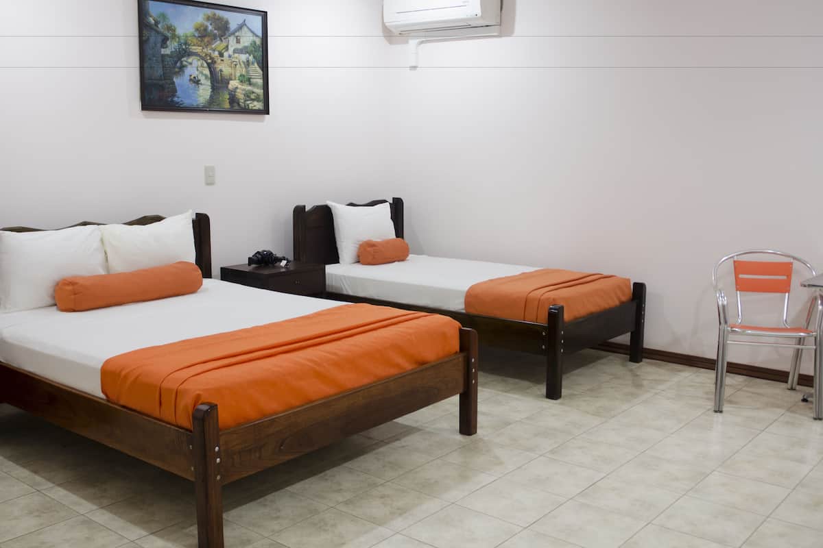 Economy Double Room, 2 Twin Beds - No Window | 1 Schlafzimmer, kostenloses WLAN, Bettwäsche