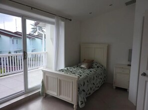 Deluxe-huvila, 2 makuuhuonetta, keittiö, näköala satamaan | 1 makuuhuone, työpöytä, silitysrauta/-lauta, ilmainen Wi-Fi