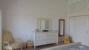 Deluxe Villa, 2 Bedrooms, Kitchen, Harbour View | 1 bilik tidur, meja, seterika/papan seterika, Wi-fi percuma