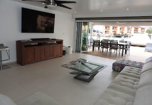 Deluxe Villa, 2 Bedrooms, Kitchen, Harbour View | Living room