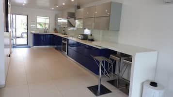 Deluxe Villa, 2 Bedrooms, Kitchen, Harbour View | Dapur peribadi | Peti sejuk, ketuhar gelombang mikro, ketuhar, dapur