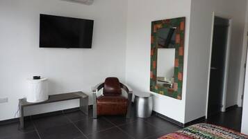 Deluxe Villa, 2 Bedrooms, Kitchen, Harbour View | 1 bilik tidur, meja, seterika/papan seterika, Wi-fi percuma