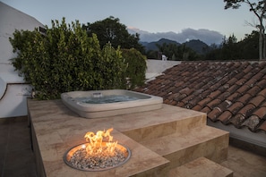 Outdoor spa tub - Serendipity Boutique Hotel (Antigua Guatemala)