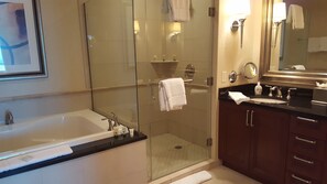 Estudio, para no fumadores | Baño | Tina con regadera, amenidades de baño gratuitas, toallas 