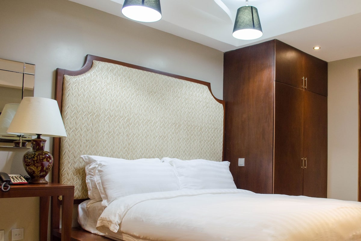 Suite Eksekutif | Seprai premium, minibar, brankas, dan tempat tidur lipat/tambahan