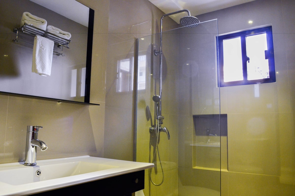 Suite, balkon | Kamar mandi | Shower, perlengkapan mandi gratis, pengering rambut, dan handuk