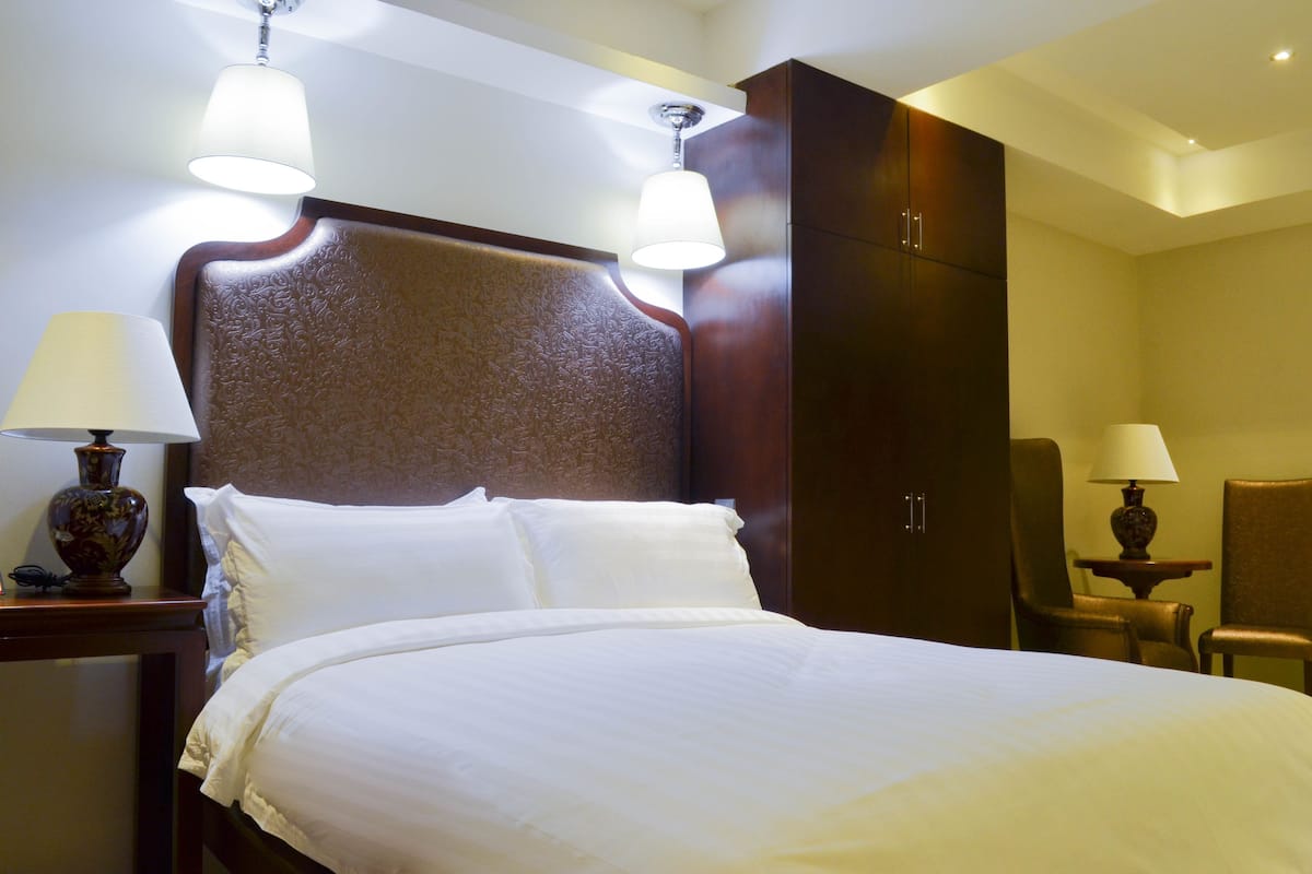 Suite, balkon | Seprai premium, minibar, brankas, dan tempat tidur lipat/tambahan