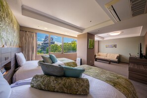 Escritorio, tabla de planchar con plancha, wifi gratis y ropa de cama 