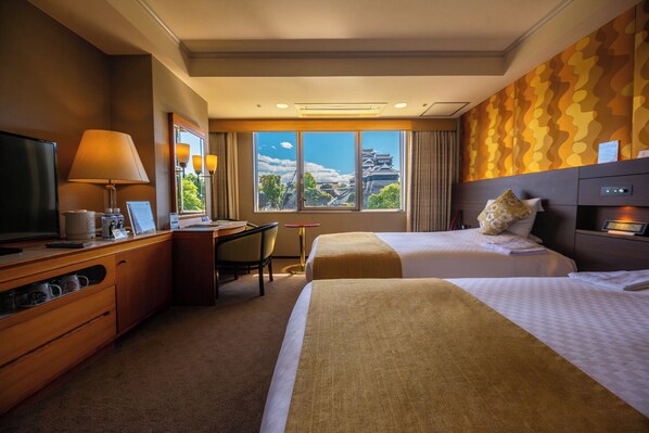 Escritorio, tabla de planchar con plancha, wifi gratis y ropa de cama 