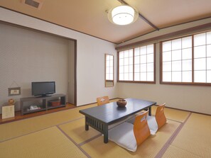 Habitación económica, vistas a la montaña (Japanese Style) | Minibar, caja fuerte, escritorio