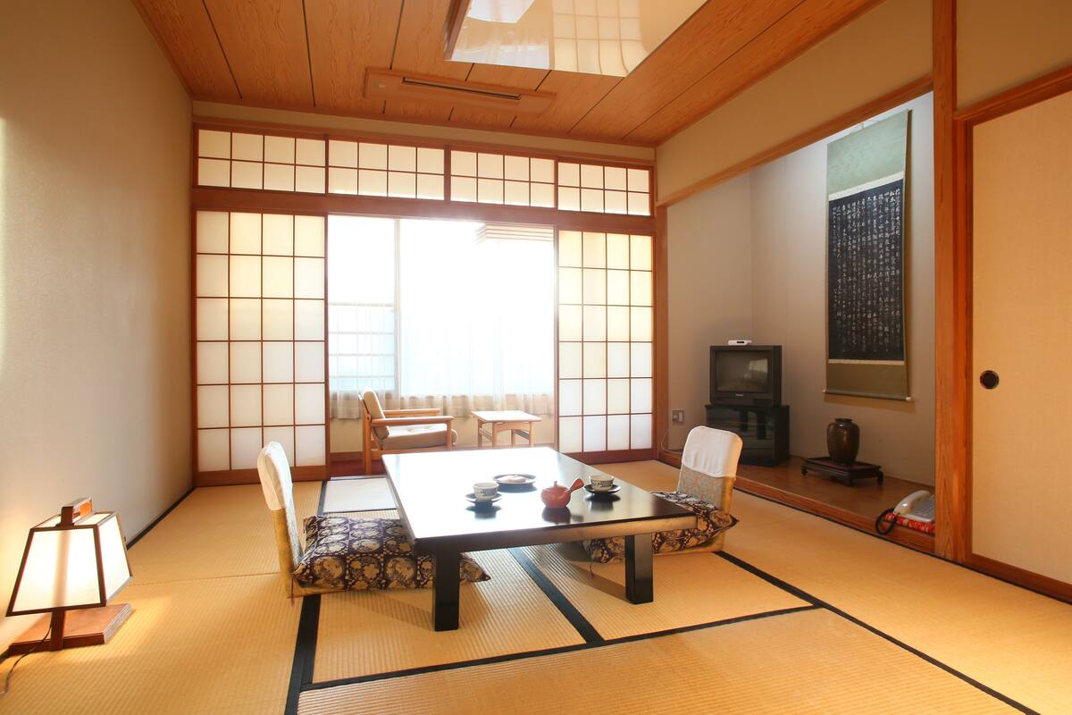 Kamar Tradisional (Standard Japanese Style, Public Onsen) | Minibar, brankas, dan meja kerja