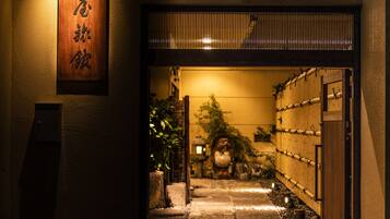 Fassade der Unterkunft – Abend/Nacht