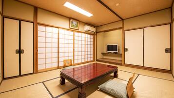Habitación Deluxe, para no fumadores (Japanese-Style) | Edredón, decoración personalizada, muebles diferentes y escritorio