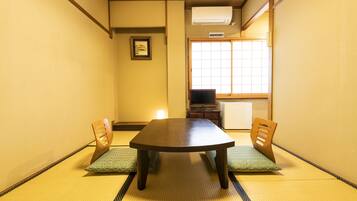 Habitación con 2 camas individuales, para no fumadores (Japanese-Style) | Edredón, decoración personalizada, muebles diferentes y escritorio