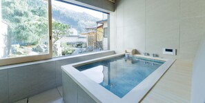 Suite | Salle de bain | Articles de toilette gratuits, sèche-cheveux, chaussons, bidet