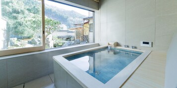 基础套房 | 浴室 | 免费洗浴用品、吹风机、拖鞋、坐浴桶