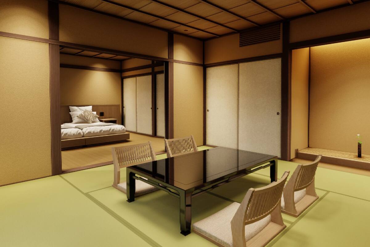 Una habitación tradicional japonesa con suelo de tatami, una mesa baja con sillas, futón y puertas correderas, además de un estante con una botella.