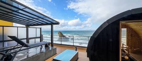 Royal Room, Non Smoking, Ocean View | Individually decorated, individually furnished