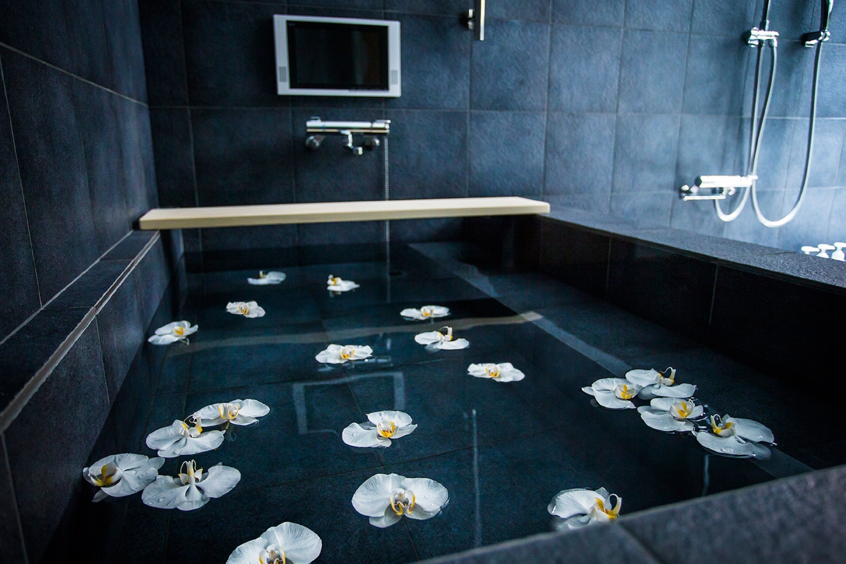 Family Suite, Twin Room (Maisonette) | Bathroom | Separate bathtub and shower, deep-soaking bathtub, free toiletries