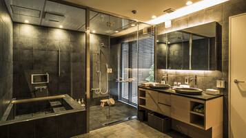 Family Suite, Twin Room (Maisonette) | Bathroom