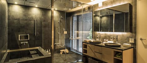 Suite Familiale, 1 chambre, non-fumeurs (Maisonette) | Salle de bain | Baignoire et douche séparées, baignoire relaxante profonde