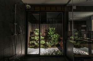 Familien-Suite, 1 Schlafzimmer, Nichtraucher (Maisonette) | Badezimmer | Badewanne und Dusche (separat), Komfortbadewanne