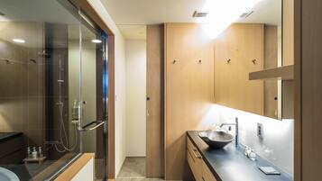 Separate tub and shower, deep soaking tub, free toiletries, hair dryer