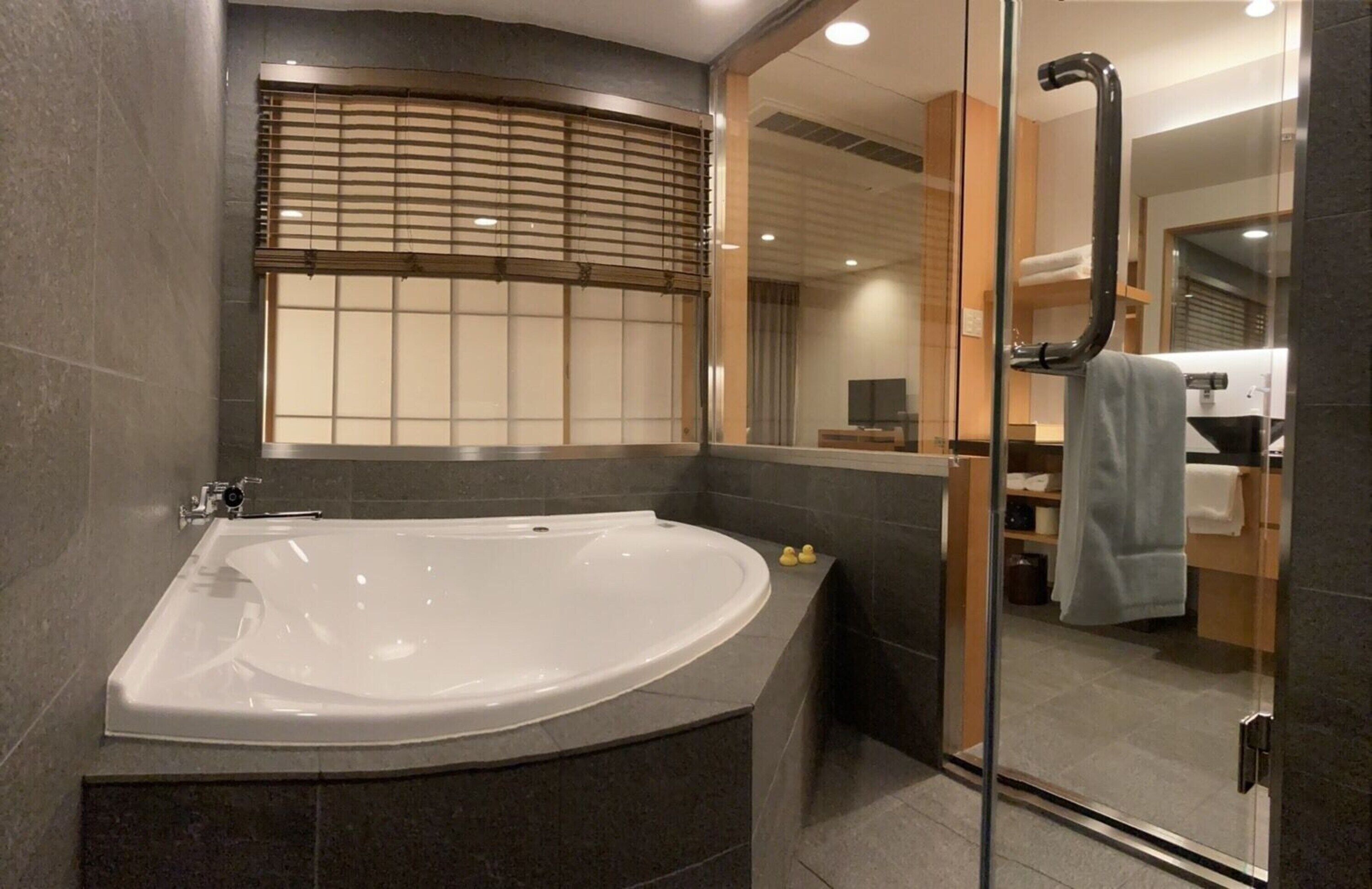 deluxe double room, 1 queen bed, non smoking(travelers' choice best of the best 2020) | bathroom | separate bathtub and shower, deep-soaking bathtub, free toiletries