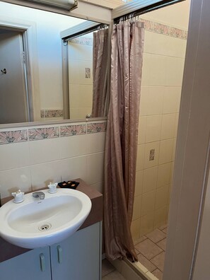 Standard Double Room | Bathroom