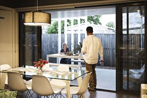 Fleetwood House | In-room dining - Kirsten Accommodation Mudgee (Mudgee)