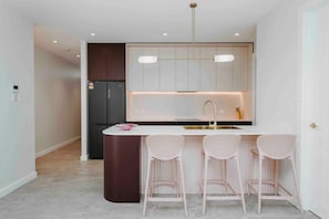 Premium Villa | Private kitchen | Full-sized fridge, microwave, oven, stovetop - Kirsten Accommodation Mudgee (Mudgee)